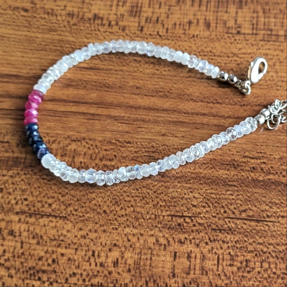 Delicate colorblock beaded bracelet